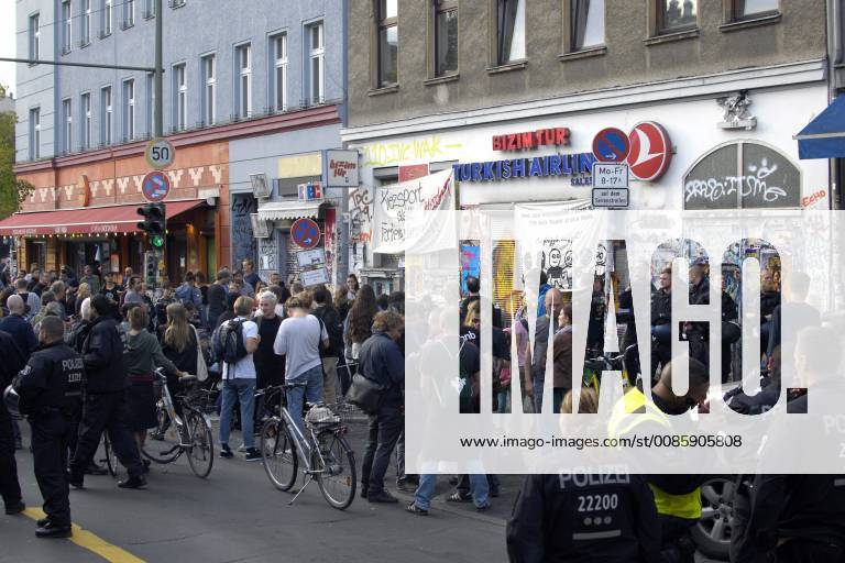 Berlin Kreuzberg 6 10 2018 Squatters at Skalitzer Straße 106 Rally of the activists in front of the house
