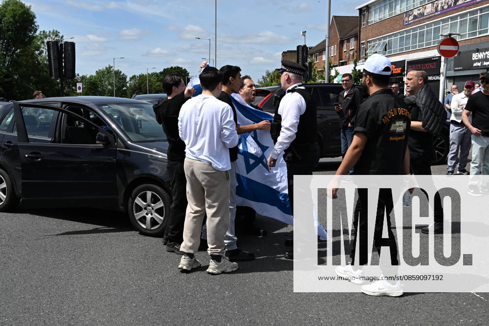 London, UK. Pro Israeli protesters hold a counter demonstration against the ProPalestine protesters taking part in a demonstration near Edgware United Synagogue who are hosting a Great Israeli Real Estate event. The organisers are allegedly offering to sell stolen Palestinian land including in settlements in the occupied terrorises. London UK - ZUMAl94_ 20260614_zaf_l94_014