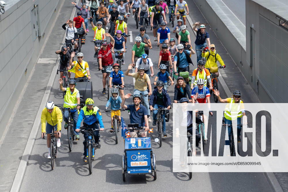 Rad-Sternfahrt des ADFC mit Oberbürgermeister Dominik Krause, an der Einmündung der Prinzregentenstraße in den Altstadttunnel, München, 14. Juni 2026 Deutschland, München, 14. Juni 2026, Rad-Sternfahrt des ADFC mit Oberbürgermeister Dominik Krause, Die Grünen, an der Spitze der Fahrraddemo, in der vordersten Reihe (2. von rechts), ,hier an der Einmündung der Prinzregentenstraße in den Altstadttunnel, große Rad-Sternfahrt des ADFC, hier auf der Prinzregentenstraße, fahren stadteinwärts Richtung Königsplatz, Fahrraddemo Motto: Die Zukunft fährt Rad!, Sternfahrt für sichere Fahrradwege, ein lückenloses Radwegnetz, dieses ist einer der 14 Demorouten, die sternförmig zum Königsplatz führen, tausende Teilnehmer, Fahrrad-Demo, g