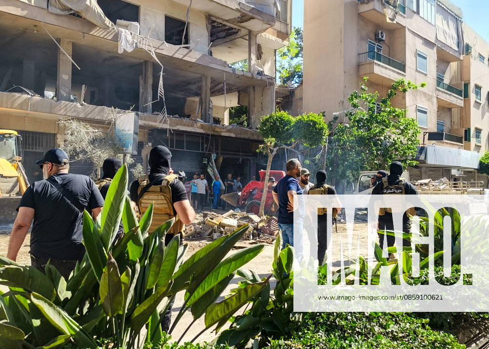 LEBANON, BEIRUT - JUNE 14, 2026: People are seen outside an apartment building south of Beirut after an airstrike Beirut Lebanon - ZUMAt113 20260614_zaa_t113_077