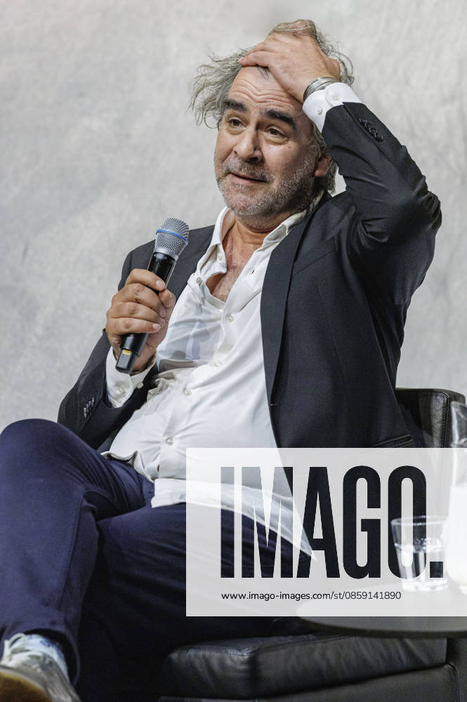 Deniz Yücel at the talk as part of the discussion series Positions and Perspectives at the Düsseldorfer Schauspielhaus Düsseldorf, 14 06 2026 Foto:xO.xLangelx xFuturexImagex yuecel_6602
