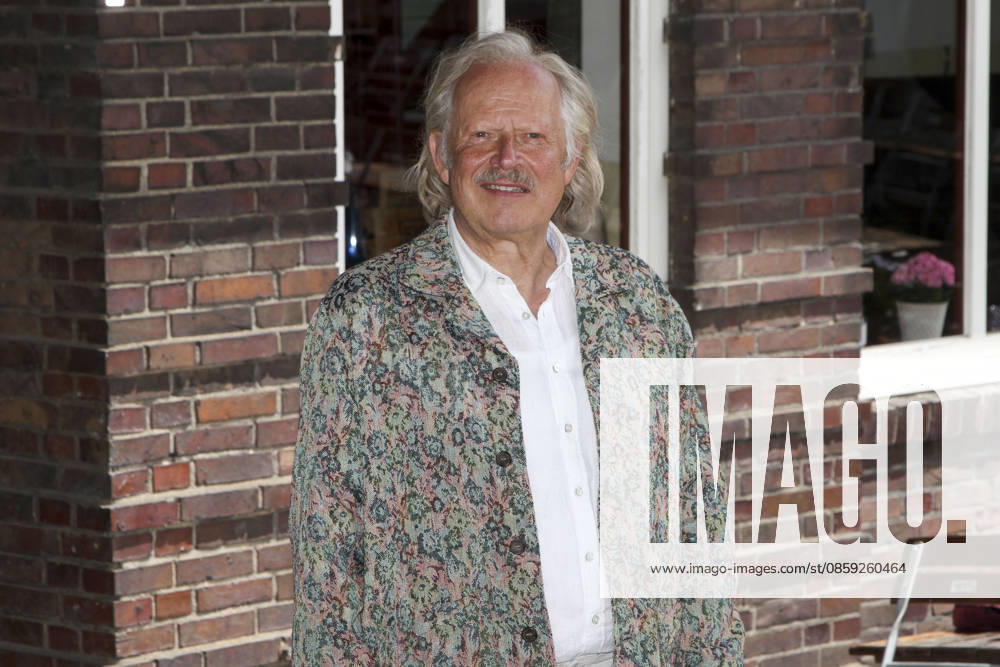 ABB MILBERG Axel Milberg as a food critic on the NDR set for a photo shoot for the TV movie AT Risotto Brutale at the Oberhafenkantine in Hamburg on June 16, 2026, Hamburg, Germany,detected_source_language