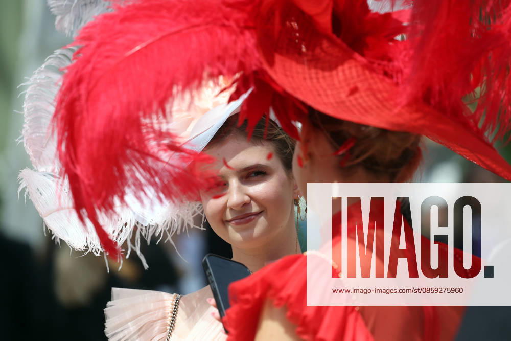 Ascot, Windsor, GBR Fashion, women wearing hats at the racecourse Ascot racecourse spectators, visitors, audience, women, hats, headwear, fashion, elegance, elegant, stylish, feminine 260616D501ROYAL ASCOT JPG,detected_source_language