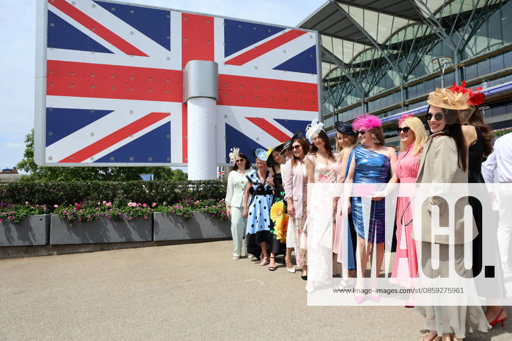Ascot, Windsor, GBR Fashion, women wearing hats at the racecourse; Ascot racecourse spectators, visitors, audience, women, hats, headwear, fashion, elegance, elegant, fashion, fashionable, feminine, national flag, national colors, national pride, Union Jack 260616D502ROYAL ASCOT JPG,detected_source_language
