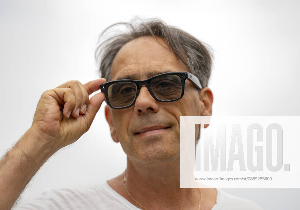 Thema Smart-Glasses als Spion-Kameras, Etliche Bäder und Saunaanlagen verbieten smarte Brillen mit Kameras bei ihren besuchern. Mit Smart Glasses können leichter heimlich Fotoaufnahmen gemacht werden. Potsdam hat die Brillen nun in Schwimmbädern verboten. Auf dem gestellten Bild ist ein Mann mit einer RAY-BAN Meta Brille mit Kamera und Mikrofon zu sehen. Diese Geräte ermöglichen das unauffällige Anfertigen von Bild- und Videoaufnahmen, ohne dass betroffene Personen dies unmittelbar erkennen können wird moniert. Badegäste in Badebekleidung hätten ein berechtigtes Interesse an einem unbeobachteten Aufenthalt und müssten vor der missbräuchlichen Nutzung von Smart Glasses geschützt werden heisst es von den Betreibern der