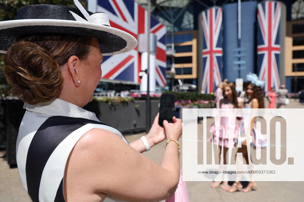 Ascot, Windsor, UK Fashion, women wearing hats at the racecourse Ascot Racecourse Spectators, visitors, audience, women, hats, headwear, fashion, elegance, elegant, stylish, feminine 260617D514ROYAL ASCOT JPG,detected_source_language