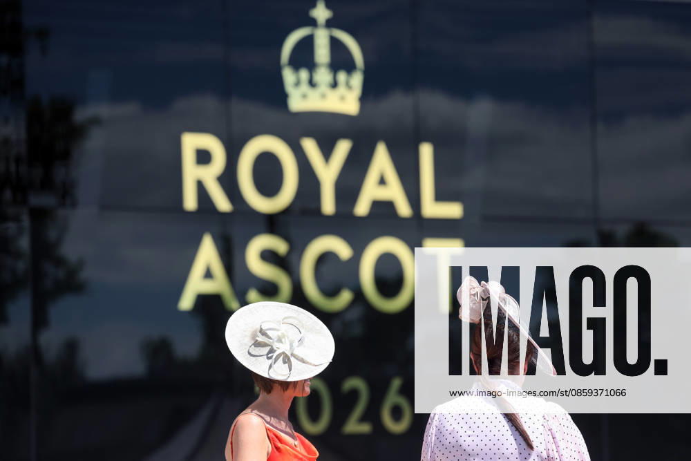 Ascot, Windsor, GBR Fashion, women wearing hats at the racecourse Ascot racecourse spectators, visitors, audience, women, hats, headwear, fashion, elegance, elegant, stylish, feminine 260617D515ROYAL ASCOT JPG,detected_source_language
