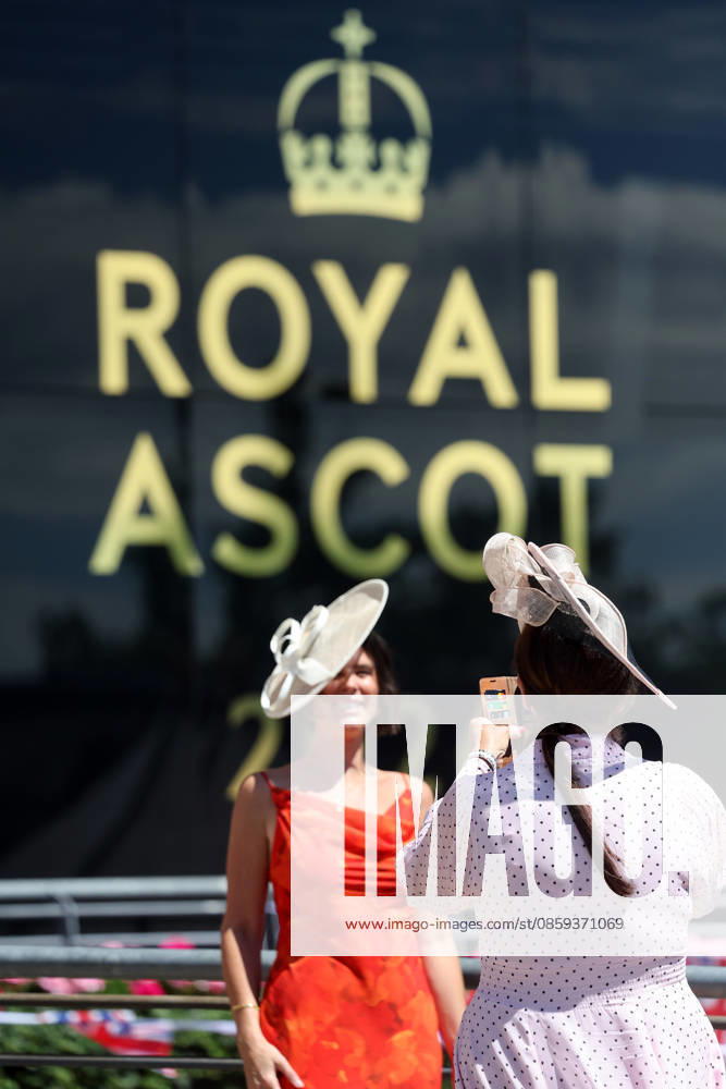 Ascot, Windsor, UK Fashion, women wearing hats at the racecourse Ascot Racecourse spectators, visitors, audience, women, hats, headwear, fashion, elegance, elegant, stylish, feminine 260617D516ROYAL ASCOT JPG,detected_source_language