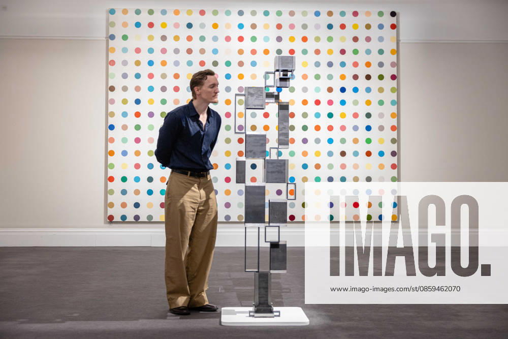 Sotheby s London Modern and Contemporary June Sales Preview, London, UK 18 June 2026 Anthony Gormly s Open Gaze III (front), estimated at £250,000 - 300,000 and Damien Hirst s Biotin Maleimide, estimated at £600,000 - 800,000, (rear) at Sotheby s London, Mayfair, London, UK, on 18 June 2026. The work will be offered at auction on 24 June 2026 alongside the celebrated Lewis Collection., Credit:Pete Speller Avalon