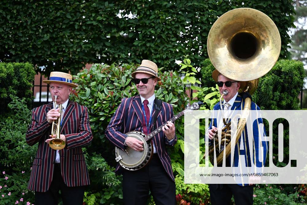 Royal Ascot 2026 BERKSHIRE, UNITED KINGDOM - JUNE 18: Visitors wearing elaborate hats and elegant outfits attend the third day of the traditional Royal Ascot horse racing event, held in the United Kingdom since 1711, at Ascot Racecourse in Berkshire, United Kingdom on June 18, 2026. Rasid Necati Aslim Anadolu Berkshire United Kingdom. Editorial use only. Please get in touch for any other usage.