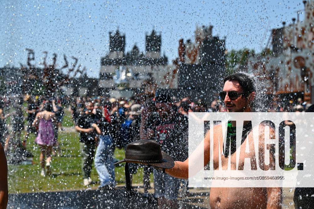 Hellfest Festival PHOTOPQR OUEST FRANCE Franck Dubray Clisson June 18, 2026 Hellfest Metal Music Festival in Clisson A water curtain to combat the heat wave Photo by Franck Dubray Atmosphere at the Hellfest Festival in Clisson on June 18, 2026 Clisson, France,detected_source_language
