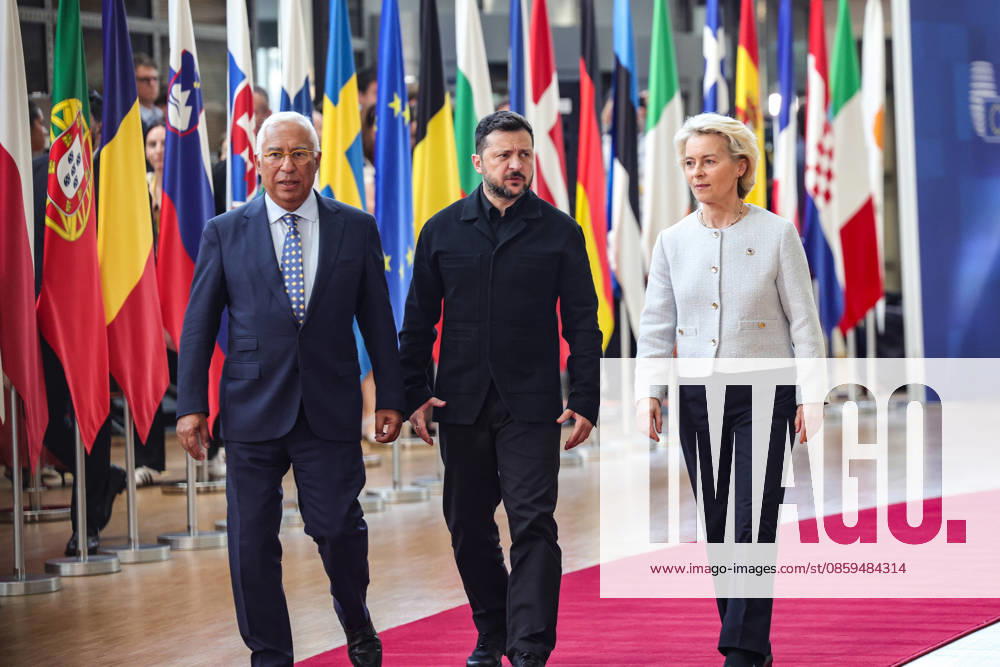 (L-R) ANTONIO COSTA, President of the European Council, VOLODYMYR ZELENSKYY, President of Ukraine, and URSULA VON DER LEYEN, President of the European Commission, walk out together to greet the press ahead of a roundtable meeting during the first night of the European Council Summit in Brussels. The summit comes days after EU leaders agreed to open the first accession negotiation cluster with Ukraine and Moldova, with Ukraine, European defence and security, and continued support for Kyiv among the main issues on the agenda. Brussels European Union - ZUMAo116 20260618_znp_o116_038