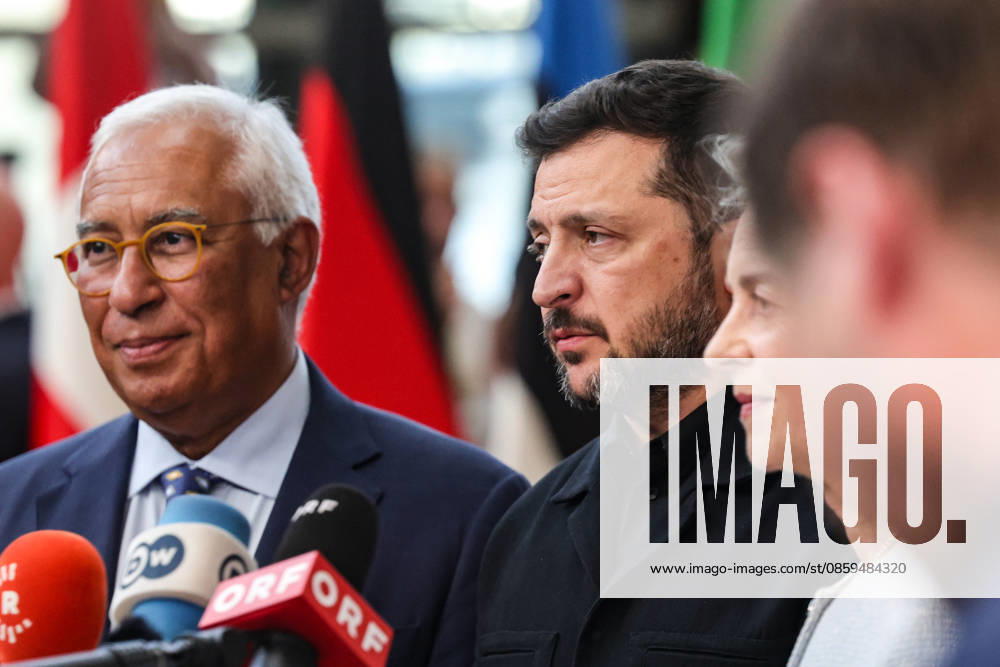 (L-R) ANTONIO COSTA, President of the European Council, VOLODYMYR ZELENSKYY, President of Ukraine, and URSULA VON DER LEYEN, President of the European Commission, walk out together to greet the press ahead of a roundtable meeting during the first night of the European Council Summit in Brussels. The summit comes days after EU leaders agreed to open the first accession negotiation cluster with Ukraine and Moldova, with Ukraine, European defence and security, and continued support for Kyiv among the main issues on the agenda. Brussels European Union - ZUMAo116 20260618_znp_o116_042