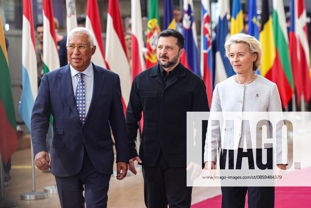 (L-R) ANTONIO COSTA, President of the European Council, VOLODYMYR ZELENSKYY, President of Ukraine, and URSULA VON DER LEYEN, President of the European Commission, walk out together to greet the press ahead of a roundtable meeting during the first night of the European Council Summit in Brussels. The summit comes days after EU leaders agreed to open the first accession negotiation cluster with Ukraine and Moldova, with Ukraine, European defence and security, and continued support for Kyiv among the main issues on the agenda. Brussels European Union - ZUMAo116 20260618_znp_o116_047