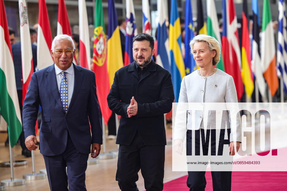 (L-R) ANTONIO COSTA, President of the European Council, VOLODYMYR ZELENSKYY, President of Ukraine, and URSULA VON DER LEYEN, President of the European Commission, walk out together to greet the press ahead of a roundtable meeting during the first night of the European Council Summit in Brussels. The summit comes days after EU leaders agreed to open the first accession negotiation cluster with Ukraine and Moldova, with Ukraine, European defence and security, and continued support for Kyiv among the main issues on the agenda. Brussels European Union - ZUMAo116 20260618_znp_o116_051