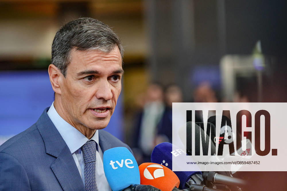 PEDRO SANCHEZ, Prime Minister of Spain, walks out to greet the press ahead of a roundtable meeting during the first night of the European Council Summit in Brussels. Spain is expected to focus on competitiveness, migration, the EUâ€⠢s next long-term budget, foreign policy and European security, alongside wider discussions on Ukraine and the Middle East. Brussels European Union - ZUMAo116 20260618_znp_o116_076
