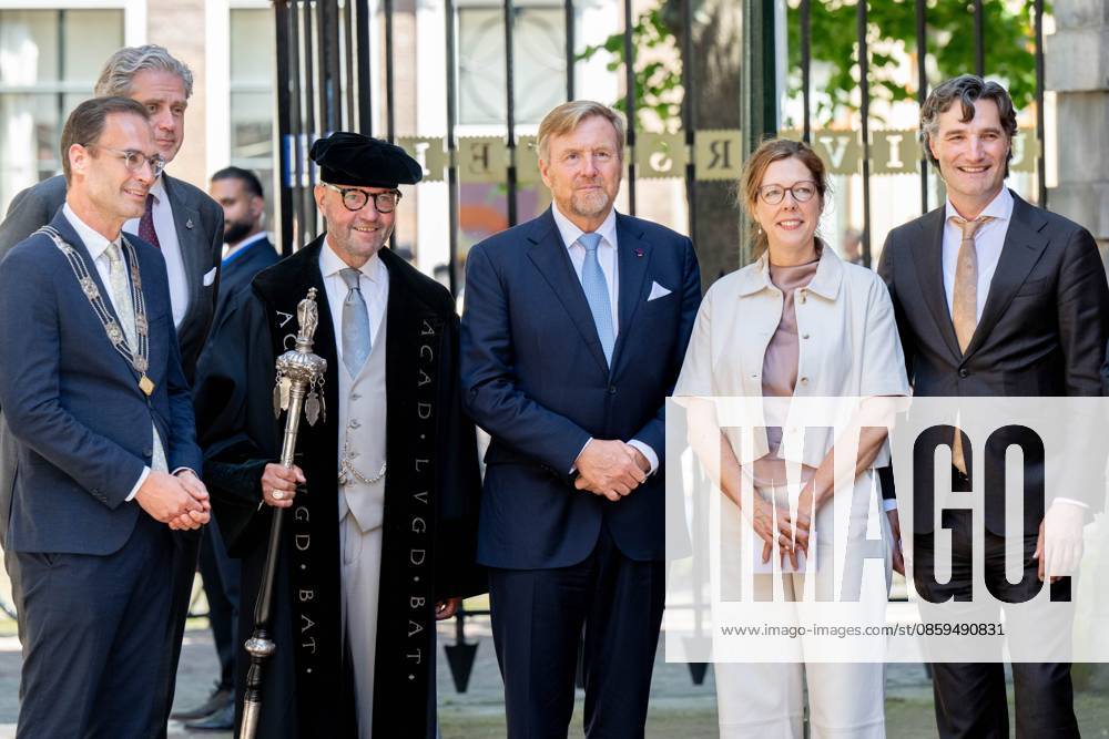 Leiden, The Netherlands, 2026-06-18 15:11:05 LEIDEN, 18-06-2026, Leiden University At the invitation of King Willem-Alexander and Queen Maxima, Emperor Naruhito of Japan is paying a state visit to the Netherlands. Emperor Naruhito is accompanied by Her Majesty Empress Masako. The state visit is a confirmation of the close and historic relationship between Japan and the Netherlands. The countries share 426 years of bilateral relations. PHOTO: NLBeeld Patrick van Emst In the photo: Emperor Naruhito and King Willem-Alexander visit Leiden University. In the Academy Building, they visit a temporary exhibition of objects from various Leiden Japan collections, the Sweat Room where graduates sign their names, and the Senate Chamber. Credit: NL