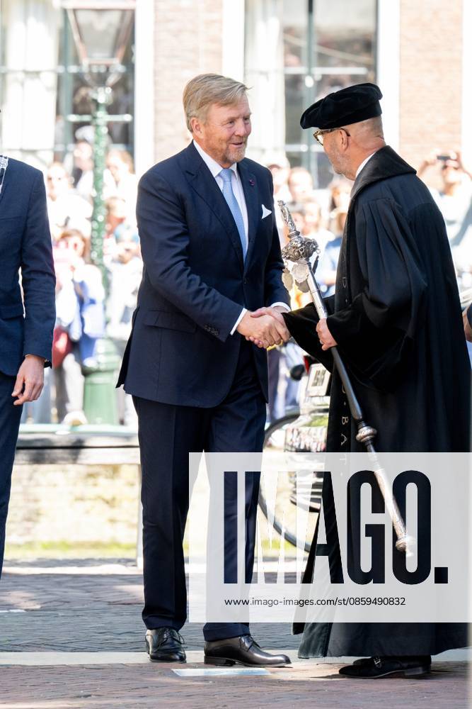 Leiden, The Netherlands, 2026-06-18 15:10:14 LEIDEN, 18-06-2026, Leiden University At the invitation of King Willem-Alexander and Queen Maxima, Emperor Naruhito of Japan is paying a state visit to the Netherlands. Emperor Naruhito is accompanied by Her Majesty Empress Masako. The state visit is a confirmation of the close and historic relationship between Japan and the Netherlands. The countries share 426 years of bilateral relations. PHOTO: NLBeeld Patrick van Emst In the photo: Emperor Naruhito and King Willem-Alexander visit Leiden University. In the Academy Building, they visit a temporary exhibition of objects from various Leiden Japan collections, the Sweat Room where graduates sign their names, and the Senate Chamber. Credit: NL