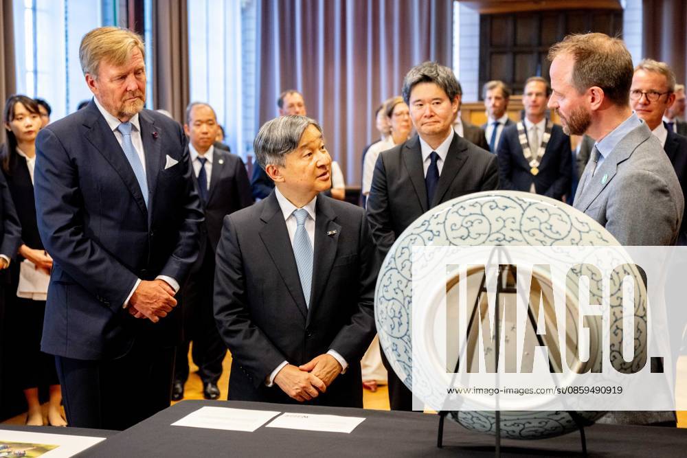 Leiden, The Netherlands, 2026-06-18 15:49:22 LEIDEN, 18-06-2026, Leiden University At the invitation of King Willem-Alexander and Queen Maxima, Emperor Naruhito of Japan is paying a state visit to the Netherlands. Emperor Naruhito is accompanied by Her Majesty Empress Masako. The state visit is a confirmation of the close and historic relationship between Japan and the Netherlands. The countries share 426 years of bilateral relations. PHOTO: NLBeeld Patrick van Emst In the photo: Emperor Naruhito and King Willem-Alexander visit Leiden University. In the Academy Building, they visit a temporary exhibition of objects from various Leiden Japan collections, the Sweat Room where graduates sign their names, and the Senate Chamber. Credit: NL