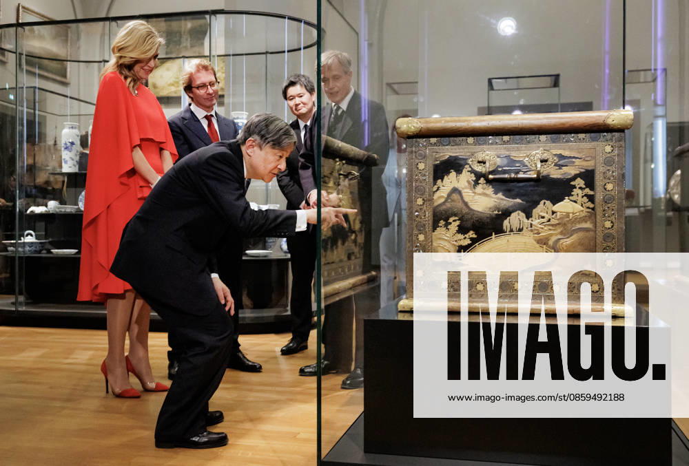 Amsterdam Queen Maxima and Emperor Naruhito of Japan with a 17th-century Japanese lacquer chest (17de-eeuwse Japanse lakkist) while visiting the Rijksmuseum in Amsterdam on the 2nd day of the 3 day statevisit to the Netherlands. Â
