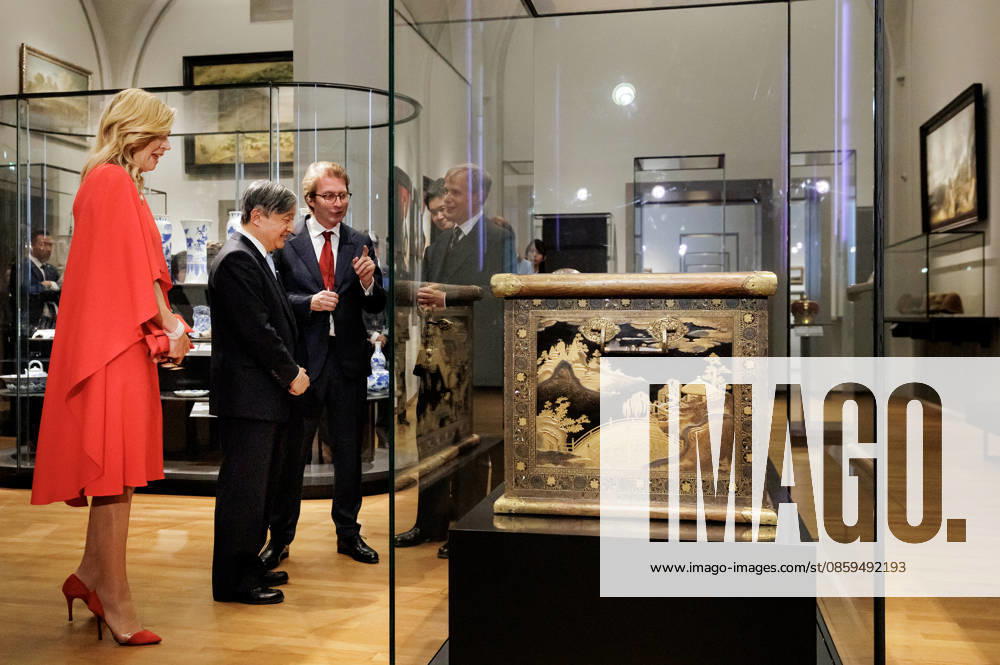 Amsterdam Queen Maxima and Emperor Naruhito of Japan with a 17th-century Japanese lacquer chest (17de-eeuwse Japanse lakkist) while visiting the Rijksmuseum in Amsterdam on the 2nd day of the 3 day statevisit to the Netherlands. Â
