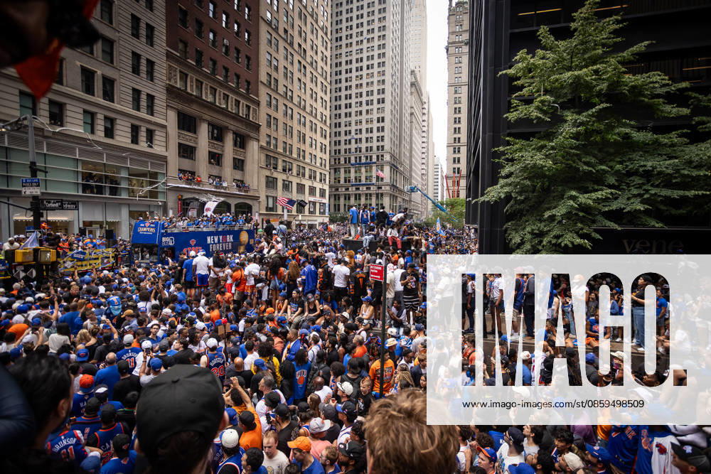 A sea of jubilant New York Knicks fans floods downtown Manhattan, erupting in celebration after the team clinches the 2026 championship, turning the streets into a blue-and-orange celebration of long-awaited victory. New Brunswick USA - ZUMAb288 20260618_zsp_b288_026