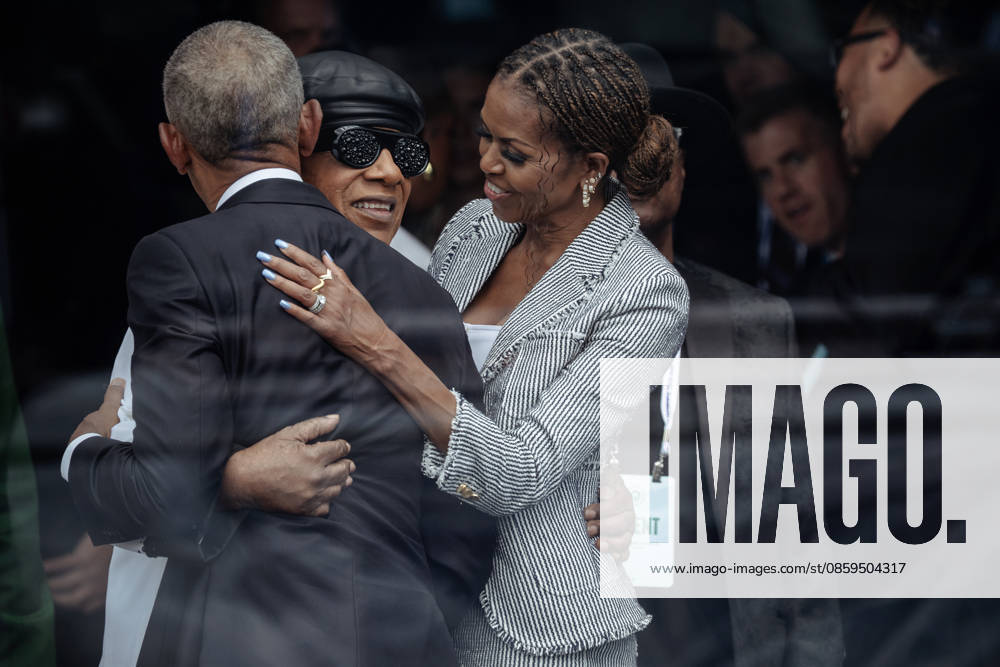 Former President Barack Obama and first lady Michelle Obama embrace Stevie Wonder after his performance at the Obama Presidential Center dedication ceremony, Thursday, June 18, 2026, in Chicago. Chicago USA - ZUMAm67_ 20260618_zaf_m67_027