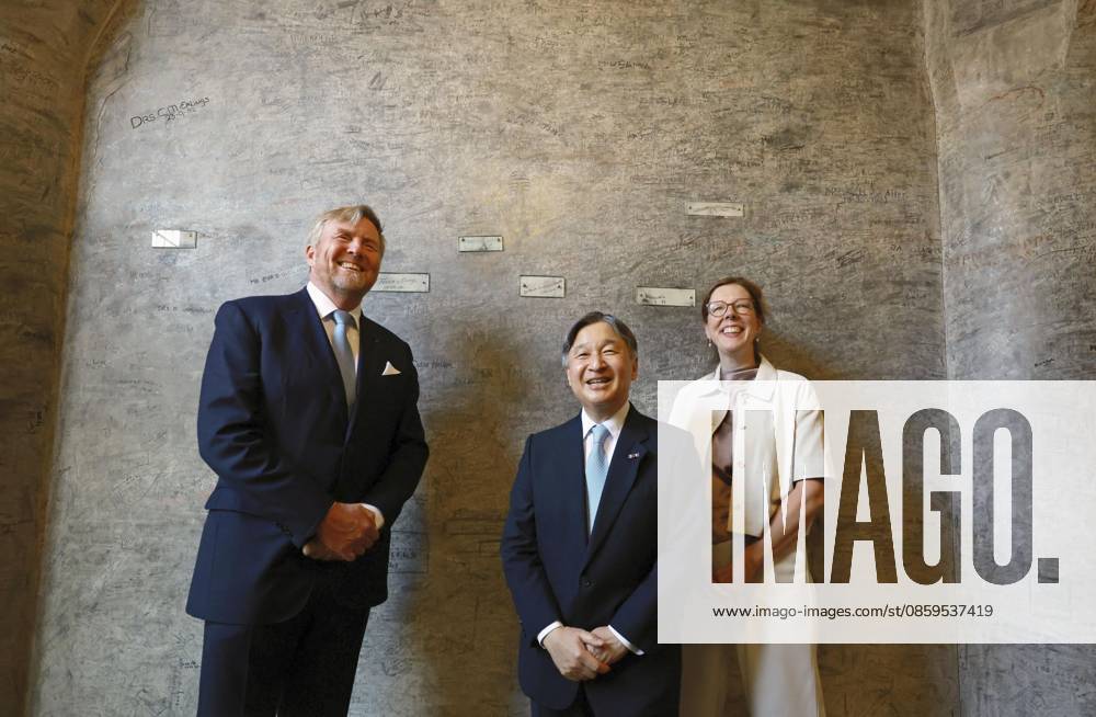 Japan s emperor in Leiden Emperor Naruhito (C) of Japan and King Willem-Alexander of the Netherlands visit the Sweat Room, where graduates sign their names, at Leiden University, in Leiden, the Netherlands, on June 18, 2026, during the emperor s state visit. (Pool photo) A14AA0005619463P