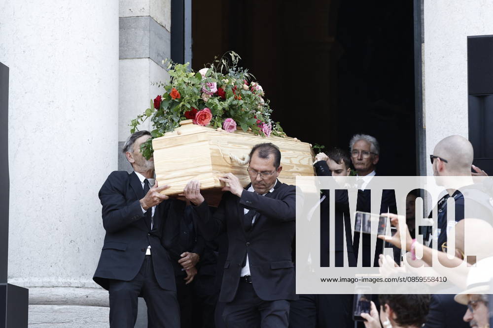 The coffin of the deceased leaves the Coupole Hall during Mr. Satrapi’s funeral at the Père Lachaise Crematorium in Paris on June 19, 2026. The author of the famous graphic novel, which was adapted into a film, Persepolis, died on June 3, 2026, at the age of 56, inconsolable over the loss of her husband, M. Ripa, which had occurred a year earlier. Cyril Moreau Bestimage at the funeral of M. Satrapi at the Père Lachaise Crematorium in Paris, on June 19, 2026. The author of the famous graphic novel, adapted into a film, Persepolis, died on June 3, 2026, at the age of 56, inconsolable over the loss of her husband, M. Ripa, which occurred a year earlier. Paris, France,detected_source_language