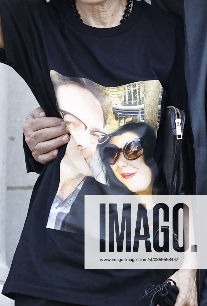 The mother of the deceased wears a T-shirt bearing the likeness of her daughter, Ms. Satrapi, and her son-in-law, Mr. Ripa, at Ms. Satrapi’s funeral at the Père Lachaise Crematorium in Paris on June 19, 2026. The author of the famous graphic novel, which was adapted into a film, Persepolis, died on June 3, 2026, at the age of 56, inconsolable over the loss of her husband, Mr. Ripa, which occurred a year earlier. Cyril Moreau Bestimage at the funeral of Ms. Satrapi at the Père Lachaise Crematorium in Paris, on June 19, 2026. The author of the famous graphic novel, adapted into a film, Persepolis, died on June 3, 2026, at the age of 56, inconsolable over the loss of her husband, M. Ripa, which occurred a year earlier. Paris, France,detected_