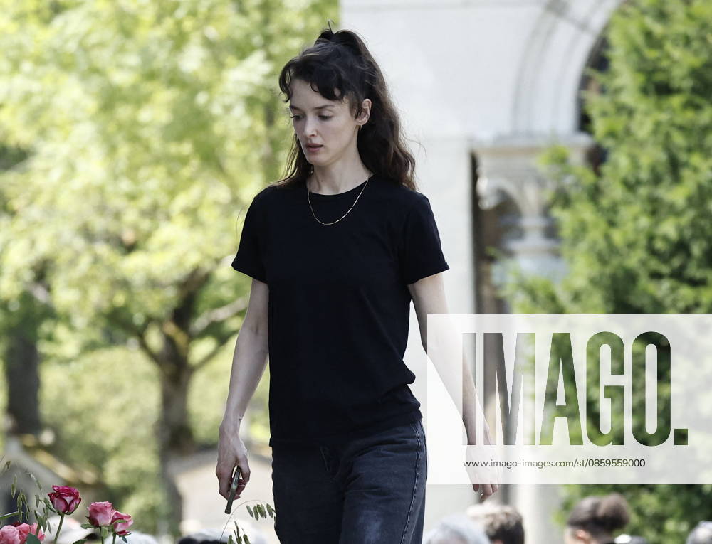 Charlotte Le Bon at the funeral of Mr. Satrapi at the Père Lachaise Crematorium in Paris on June 19, 2026. The author of the famous graphic novel, which was adapted into a film, Persepolis, died on June 3, 2026, at the age of 56, inconsolable over the loss of her husband, M. Ripa, which occurred a year earlier. Cyril Moreau Bestimage The funeral of M. Satrapi at the Père Lachaise Crematorium in Paris, on June 19, 2026. The author of the famous graphic novel, adapted into a film, Persepolis, died on June 3, 2026, at the age of 56, inconsolable over the loss of her husband, M. Ripa, which occurred a year earlier. Paris, France,detected_source_language