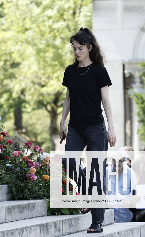 Charlotte Le Bon at the funeral of Mr. Satrapi at the Père Lachaise Crematorium in Paris on June 19, 2026. The author of the famous graphic novel, which was adapted into a film, Persepolis, died on June 3, 2026, at the age of 56, inconsolable over the loss of her husband, M. Ripa, which occurred a year earlier. Cyril Moreau Bestimage The funeral of M. Satrapi at the Père Lachaise Crematorium in Paris, on June 19, 2026. The author of the famous graphic novel, adapted into a film, Persepolis, died on June 3, 2026, at the age of 56, inconsolable over the loss of her husband, M. Ripa, which occurred a year earlier. Paris, France,detected_source_language