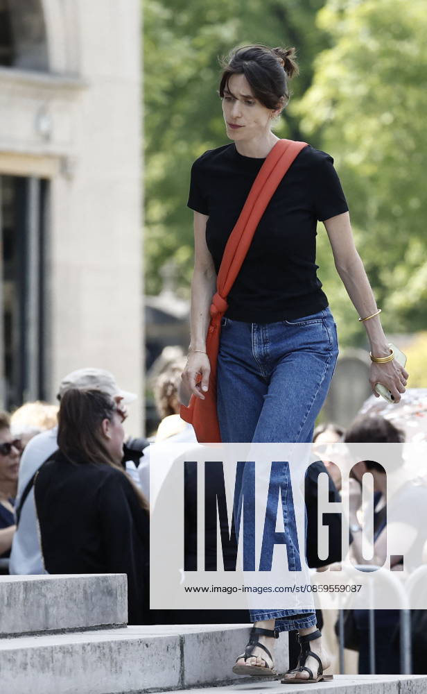Guest at the funeral of Mr. Satrapi at the Père Lachaise Crematorium in Paris on June 19, 2026. The author of the famous graphic novel, which was adapted into a film, Persepolis, died on June 3, 2026, at the age of 56, inconsolable over the loss of her husband, M. Ripa, which occurred a year earlier. Cyril Moreau Bestimage The funeral of M. Satrapi at the Père Lachaise Crematorium in Paris, on June 19, 2026. The author of the famous graphic novel, adapted into a film, Persepolis, died on June 3, 2026, at the age of 56, inconsolable over the loss of her husband, M. Ripa, which occurred a year earlier. Paris, France,detected_source_language