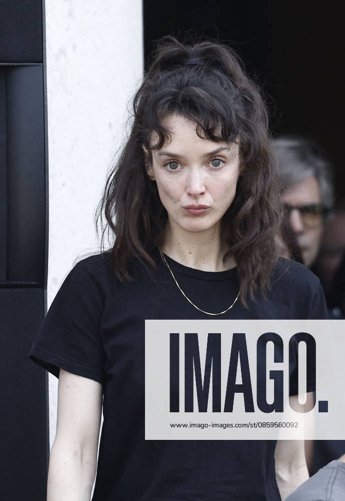 Charlotte Le Bon at the funeral of Mr. Satrapi at the Père Lachaise Crematorium in Paris on June 19, 2026. The author of the famous graphic novel, which was adapted into a film, Persepolis, died on June 3, 2026, at the age of 56, inconsolable over the loss of her husband, M. Ripa, which had occurred a year earlier. Cyril Moreau Bestimage at the funeral of M. Satrapi at the Père Lachaise Crematorium in Paris, on June 19, 2026. The author of the famous graphic novel, adapted into a film, Persepolis, died on June 3, 2026, at the age of 56, inconsolable over the loss of her husband, M. Ripa, which occurred a year earlier. Paris, France,detected_source_language