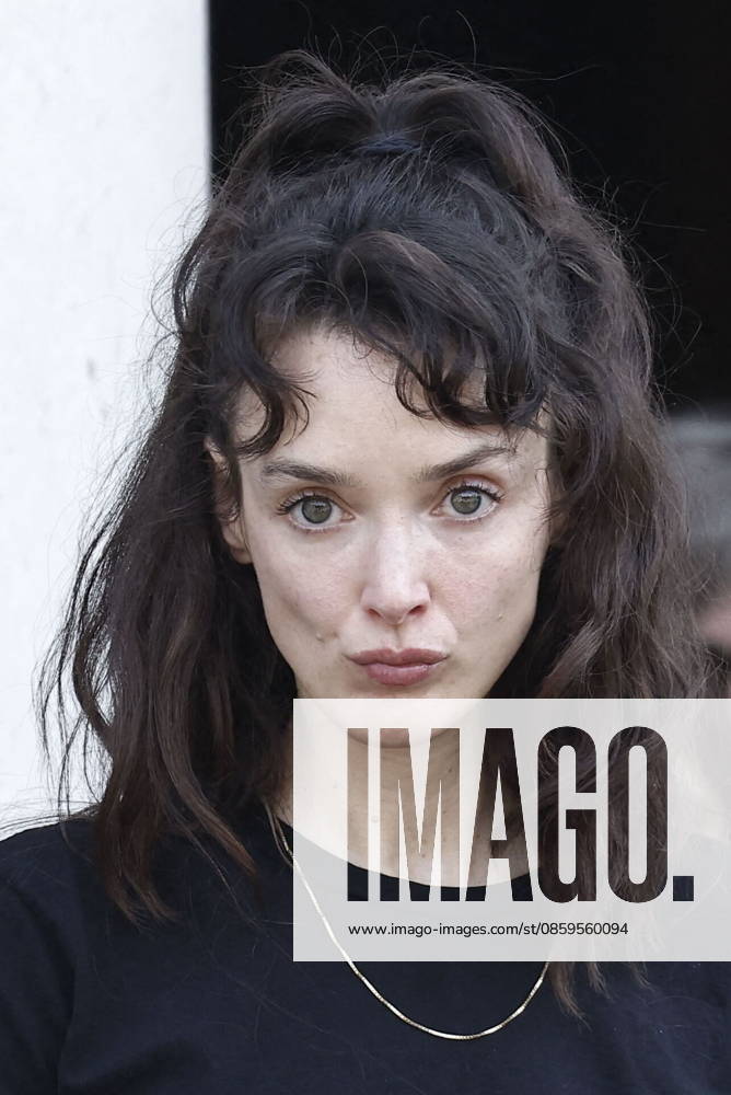 Charlotte Le Bon at the funeral of Mr. Satrapi at the Père Lachaise Crematorium in Paris on June 19, 2026. The author of the famous graphic novel, which was adapted into a film, Persepolis, died on June 3, 2026, at the age of 56, inconsolable over the loss of her husband, M. Ripa, which had occurred a year earlier. Cyril Moreau Bestimage at the funeral of M. Satrapi at the Père Lachaise Crematorium in Paris, on June 19, 2026. The author of the famous graphic novel, adapted into a film, Persepolis, died on June 3, 2026, at the age of 56, inconsolable over the loss of her husband, M. Ripa, which occurred a year earlier. Paris, France,detected_source_language