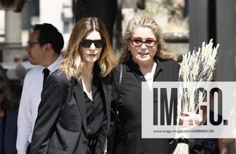 Catherine Deneuve and her daughter Chiara Mastroianni at the funeral of Mr. Satrapi at the Père Lachaise Crematorium in Paris on June 19, 2026. The author of the famous graphic novel, which was adapted into a film, Persepolis, died on June 3, 2026, at the age of 56, inconsolable over the loss of her husband, M. Ripa, which had occurred a year earlier. Cyril Moreau Bestimage at the funeral of M. Satrapi at the Père Lachaise Crematorium in Paris, on June 19, 2026. The author of the famous graphic novel, adapted into a film, Persepolis, died on June 3, 2026, at the age of 56, inconsolable over the loss of her husband, M. Ripa, which occurred a year earlier. Paris, France,detected_source_language