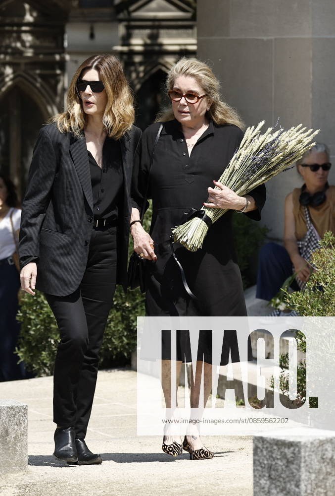 Catherine Deneuve and her daughter Chiara Mastroianni at the funeral of Mr. Satrapi at the Père Lachaise Crematorium in Paris on June 19, 2026. The author of the famous graphic novel, which was adapted into a film, Persepolis, died on June 3, 2026, at the age of 56, inconsolable over the loss of her husband, M. Ripa, which had occurred a year earlier. Cyril Moreau Bestimage at the funeral of M. Satrapi at the Père Lachaise Crematorium in Paris, on June 19, 2026. The author of the famous graphic novel, adapted into a film, Persepolis, died on June 3, 2026, at the age of 56, inconsolable over the loss of her husband, M. Ripa, which occurred a year earlier. Paris, France,detected_source_language
