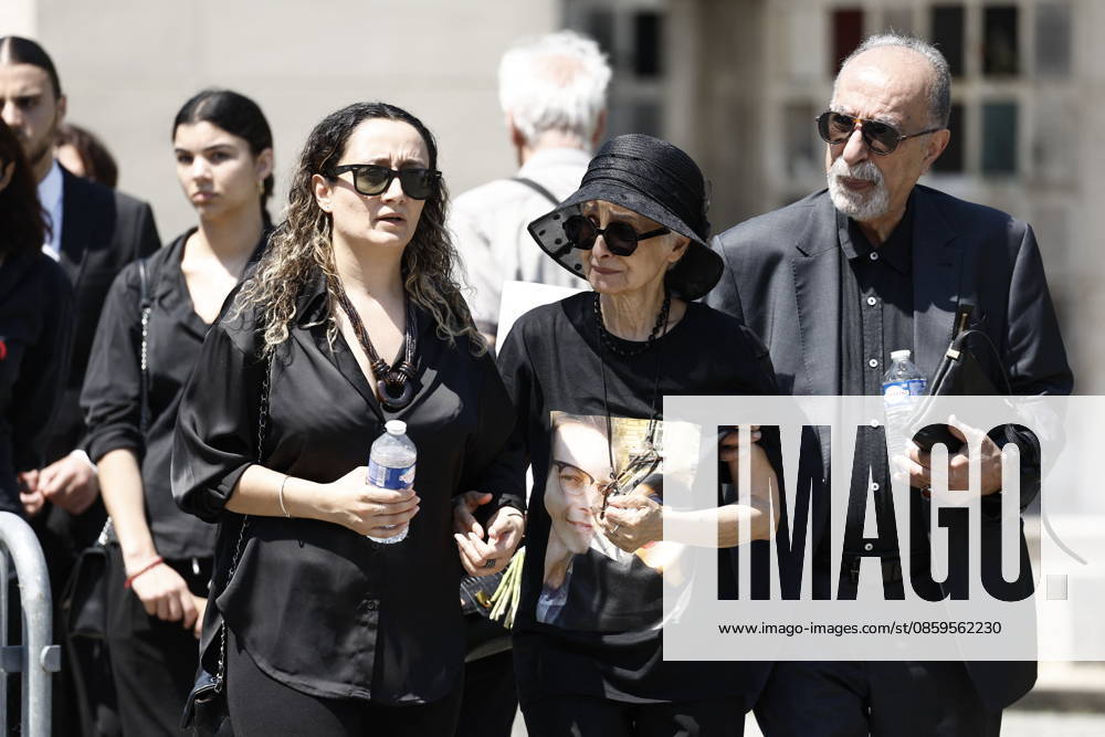 The parents of the deceased at Mr. Satrapi’s funeral at the Père Lachaise Crematorium in Paris on June 19, 2026. The author of the famous graphic novel, which was adapted into a film, Persepolis, died on June 3, 2026, at the age of 56, inconsolable over the loss of her husband, M. Ripa, which occurred a year earlier. Cyril Moreau Bestimage at the funeral of M. Satrapi at the Père Lachaise Crematorium in Paris, on June 19, 2026. The author of the famous graphic novel, adapted into a film, Persepolis, died on June 3, 2026, at the age of 56, inconsolable over the loss of her husband, M. Ripa, which occurred a year earlier. Paris, France,detected_source_language
