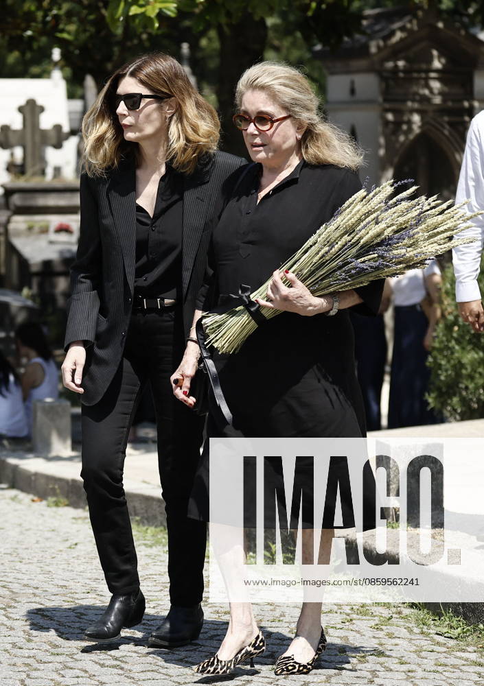 Catherine Deneuve and her daughter, Chiara Mastroianni, at the funeral of Mr. Satrapi at the Père Lachaise Crematorium in Paris on June 19, 2026. The author of the famous graphic novel, which was adapted into a film, Persepolis, died on June 3, 2026, at the age of 56, inconsolable over the loss of her husband, M. Ripa, which occurred a year earlier. Cyril Moreau Bestimage at the funeral of M. Satrapi at the Père Lachaise Crematorium in Paris, on June 19, 2026. The author of the famous graphic novel, adapted into a film, Persepolis, died on June 3, 2026, at the age of 56, inconsolable over the loss of her husband, M. Ripa, which occurred a year earlier. Paris, France,detected_source_language