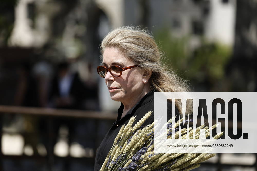 Catherine Deneuve and her daughter, Chiara Mastroianni, at the funeral of Mr. Satrapi at the Père Lachaise Crematorium in Paris on June 19, 2026. The author of the famous graphic novel, which was adapted into a film, Persepolis, died on June 3, 2026, at the age of 56, inconsolable over the loss of her husband, M. Ripa, which occurred a year earlier. Cyril Moreau Bestimage at the funeral of M. Satrapi at the Père Lachaise Crematorium in Paris, on June 19, 2026. The author of the famous graphic novel, adapted into a film, Persepolis, died on June 3, 2026, at the age of 56, inconsolable over the loss of her husband, M. Ripa, which occurred a year earlier. Paris, France,detected_source_language