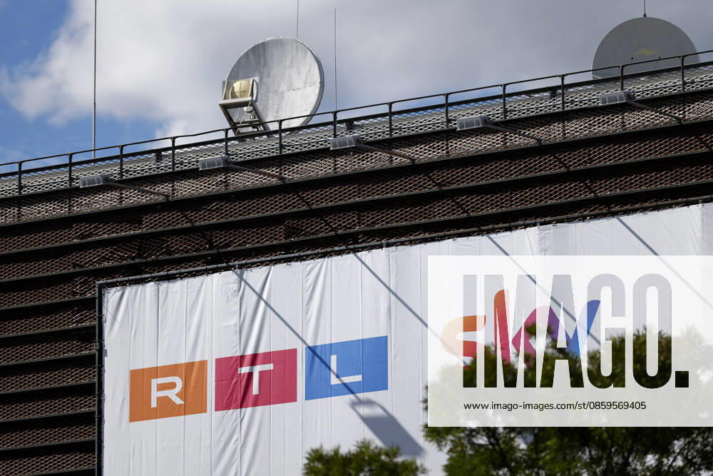 A few weeks ago, a poster at the headquarters of the TV network RTL on Picassoplatz in Cologne-Deutz announced the merger with Sky. RTL is in the midst of a crisis caused by pressure from ratings and fierce competition from streaming services. With the acquisition of Sky Deutschland, effective June 1, 2026, for at least 150 million euros, th