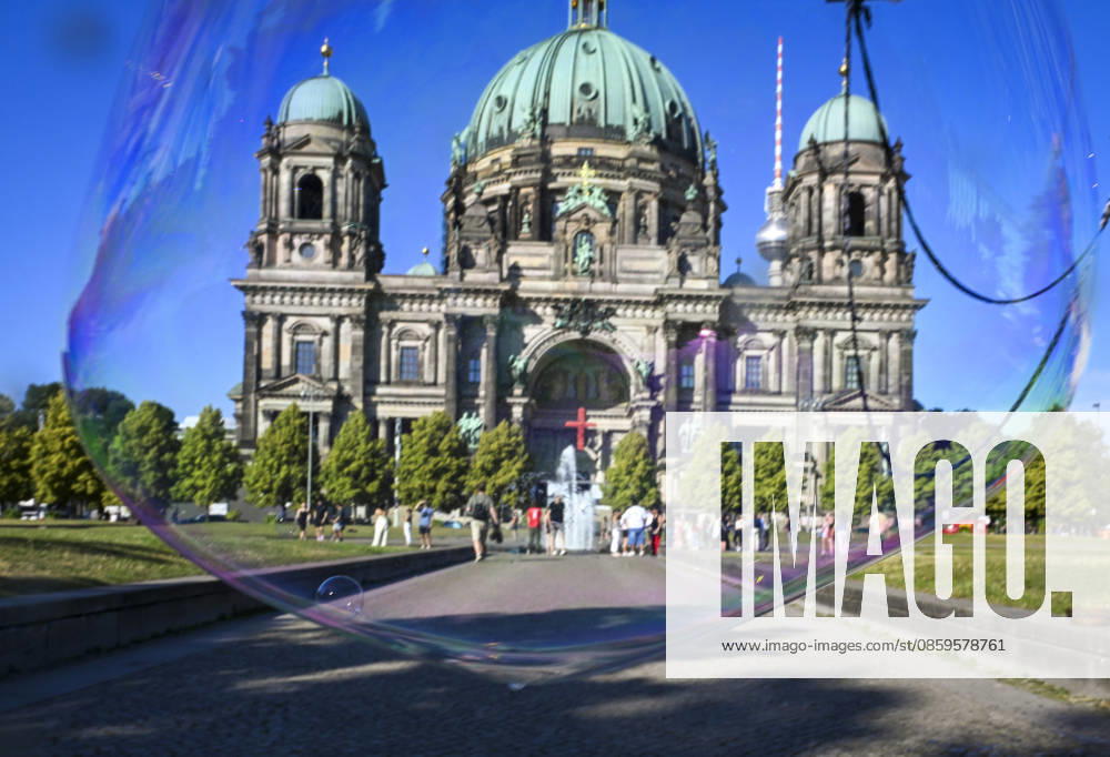 Hot weather in Berlin BERLIN, GERMANY - JUNE 19: BERLIN, GERMANY - JUNE 19: A street performer creating giant soap bubbles with foamy water in front of the Berlin Cathedral attracted the attention of visitors as hot weather affected the German capital on June 19, 2026. Temperatures periodically exceeded 30 degrees Celsius, prompting some residents and visitors to seek relief from the heat in public spaces across the city. Halil Sagirkaya Anadolu Berlin Germany. Editorial use only. Please get in touch for any other usage.