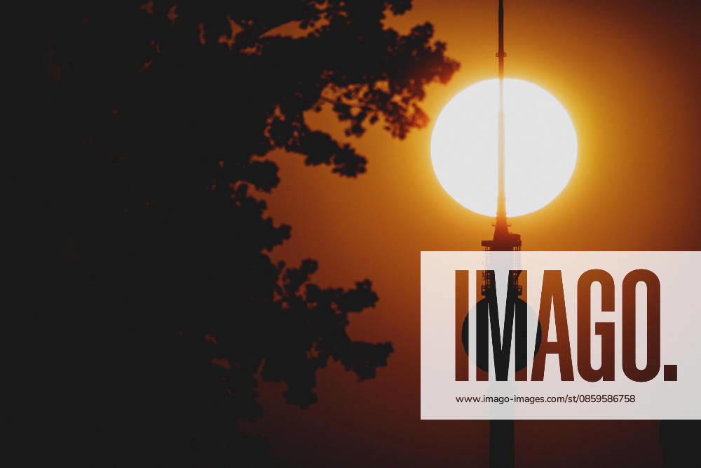 The setting sun is visible behind the TV tower in Berlin, June 19, 2026. A heat wave is currently affecting all of Germany. Berlin, Germany,detected_source_language