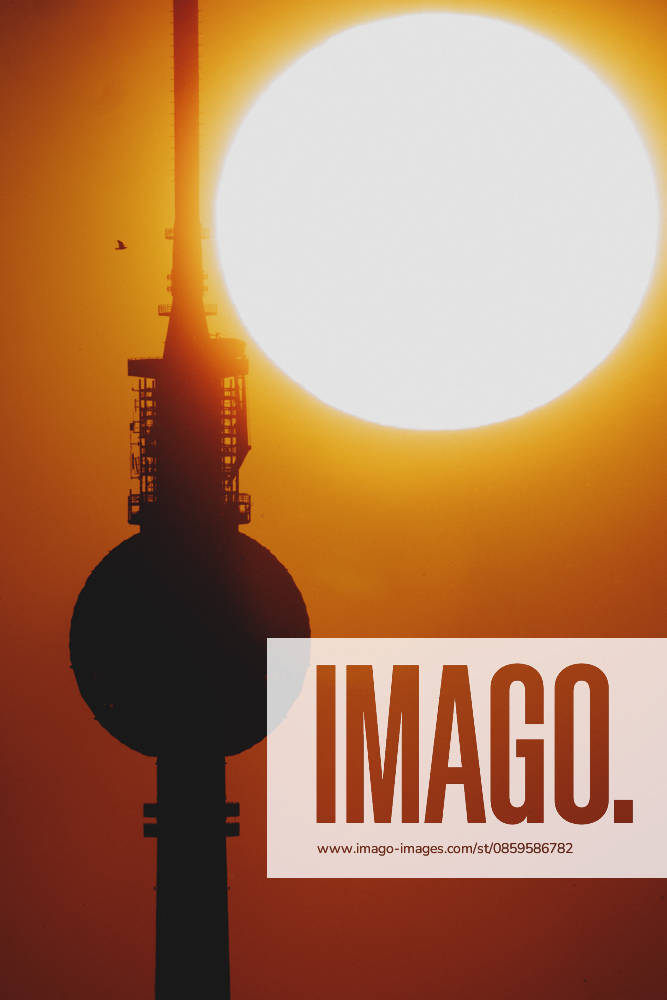 The setting sun is visible behind the TV tower in Berlin, June 19, 2026. A heat wave is currently affecting all of Germany. Berlin, Germany,detected_source_language