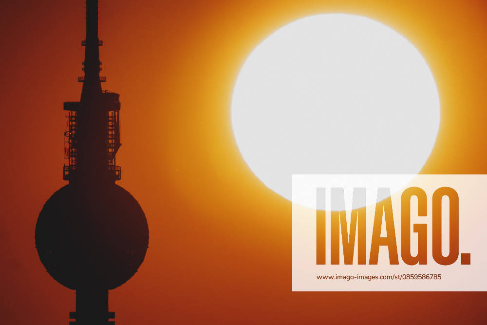 The setting sun is visible behind the TV tower in Berlin, June 19, 2026. A heat wave is currently affecting all of Germany. Berlin, Germany,detected_source_language