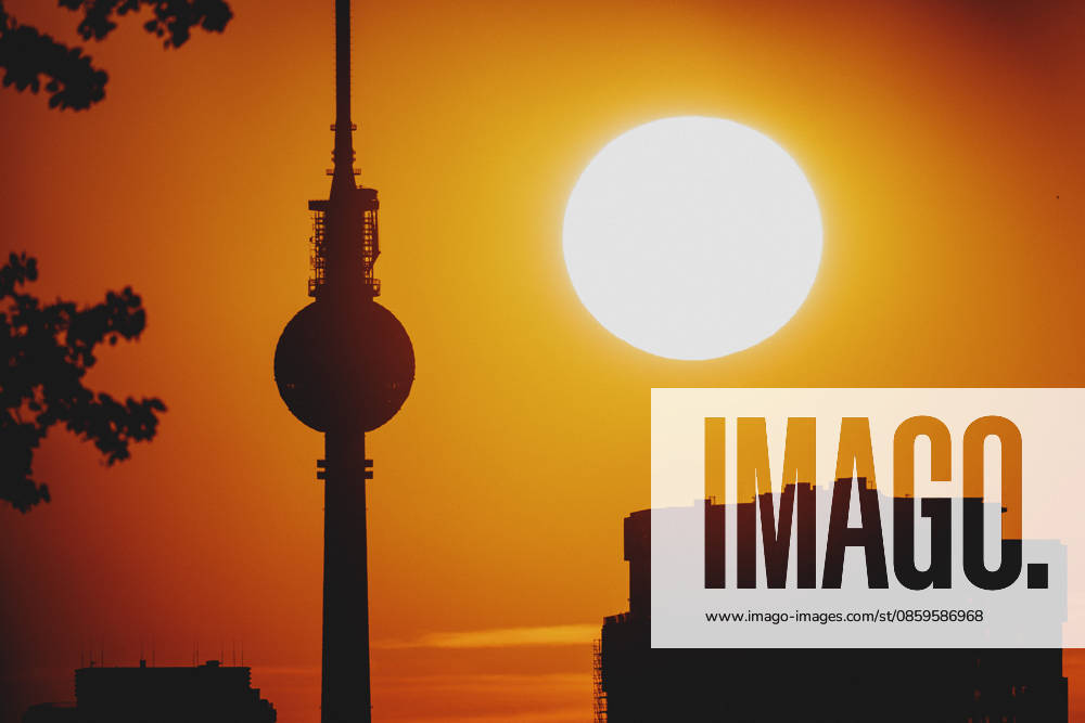 The setting sun is visible behind the TV tower in Berlin, June 19, 2026. A heat wave is currently affecting all of Germany. Berlin, Germany,detected_source_language