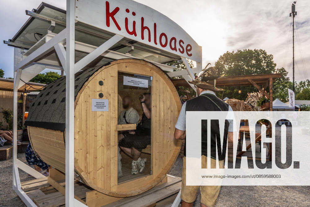 Tollwood Sommerfestival 2026, Kühloase zur Abkühlung bei hochsommerlichen Temperaturen über 30 Grad, umfunktioniertes Saunafass, München, 19. Juni 2026 Deutschland, München, 19. Juni 2026, Eröffnung des Tollwood Sommerfestivals 2026, Kühloase zur Abkühlung bei hochsommerlichen Temperaturen über 30 Grad, umfunktioniertes Saunafass für 4 Personen, dessen Klimaanlage im Innern mit Solarpanels betrieben wird, Teil des neuen Tollwood-Hitzekonzepts, Besucher schwitzen bei Rekordtemperaturen über 30 Grad, Hochsommer, das Tollwood ist multikulturelles Festival, das im Sommer im Olympiapark stattfindet, dieses Jahr vom 19. Juni bis 19. Juli, d2026 unter dem Motto: Mit Gefühl statt nur dabei die Rückeroberung der Empathie, Festivalg