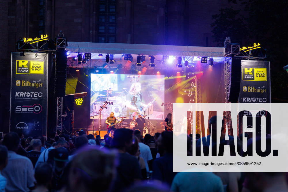St. Johns Night, Mainz, June 19, 2026 On Cathedral Square, a rock band entertains festivalgoers on the Rockland Radio stage. Scenes from St. Johns Night in downtown Mainz, current events, Rhineland-Palatinate, Mainz St. John’s Night in Mainz on June 19, 2026; downtown Mainz; Rhineland-Palatinate; Germany,detected_source_language