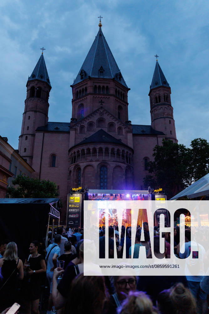 St. Johns Night, Mainz, June 19, 2026 On Cathedral Square, a rock band entertains festivalgoers on the Rockland Radio stage against the backdrop of Mainz Cathedral. Scenes from St. Johns Night in downtown Mainz, current events, Rhineland-Palatinate, St. John’s Night in Mainz on June 19, 2026; downtown Mainz; Rhineland-Palatinate; Germany,detected_source_language