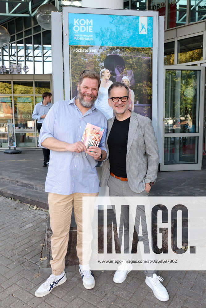 Actor Tetje Mierendorf and theater director Dieter Powitz at the premiere of the comedy Höchste Zeit, Comedy at the Winterhuder Fährhaus. This musical comedy, featuring hits from the ’70s through the ’90s, follows four women going through menopause who, on the eve of a wedding, grapple with the big questions about love, marriage, and the perfect partner, Hamburg, June 1